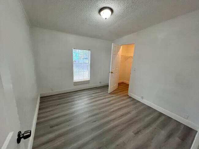 Building Photo - 825 SW 6th Ave