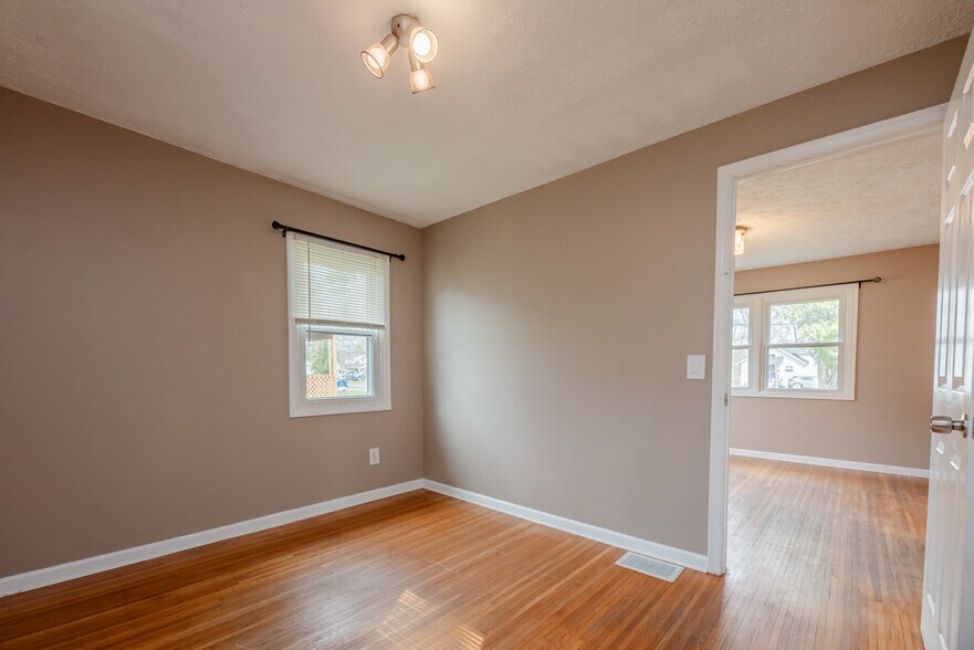 Building Photo - 133 River Meadow Dr