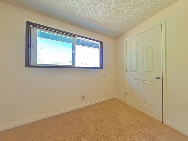 Building Photo - 2 Bedroom Duplex ~ Close to Campus