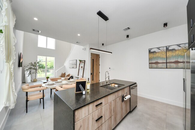 Building Photo - 2211 Staples St