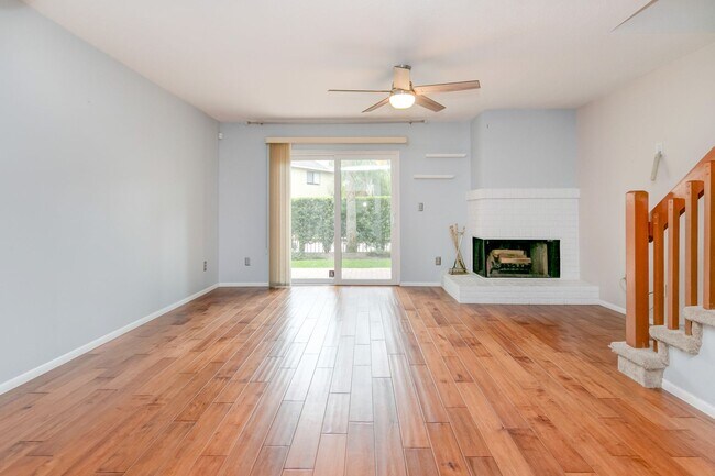 Building Photo - Cozy Move-in ready 2 Bed / 2.5 Bath Townho...