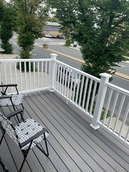 Building Photo - 723 Bennington St