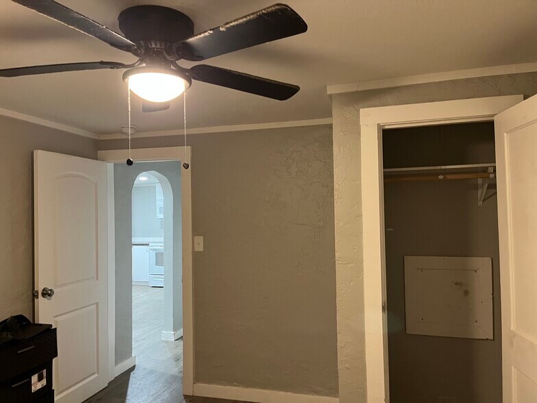 Building Photo - 407 S 5th St