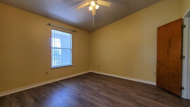 Building Photo - FOR RENT 1 bed 1 bath upper floor with bal...
