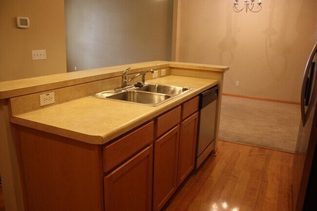 Building Photo - 711 Willow Glen Dr