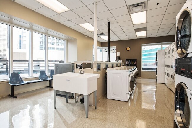 Building Photo - 512 N McClurg Ct