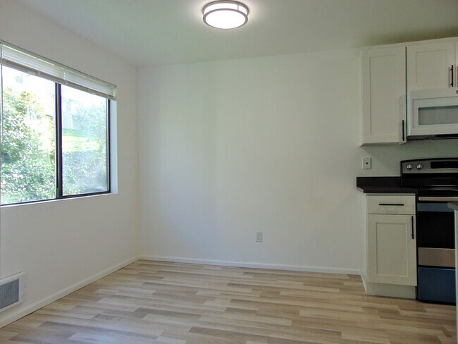 Building Photo - Beautifully Updated 2 Bedroom/2 Bath Renton Condo!