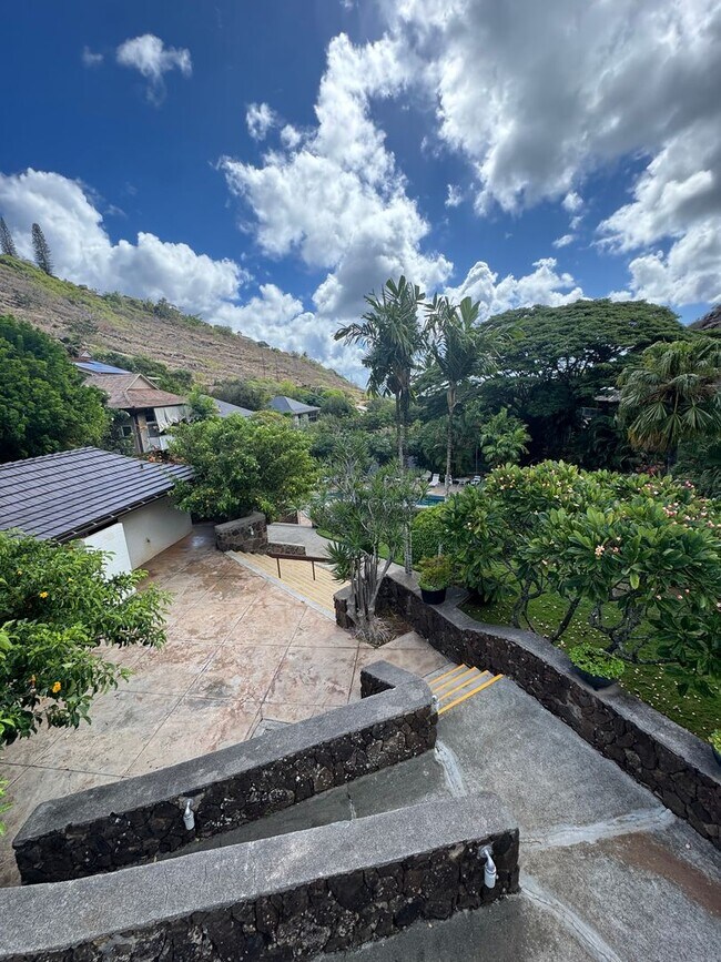 Building Photo - 3 BED, 2 BATH, 2 Parking with AC- Kalani Iki Estates