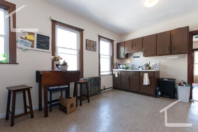 Building Photo - Huge 4 bed unit in Oak Square well below m...