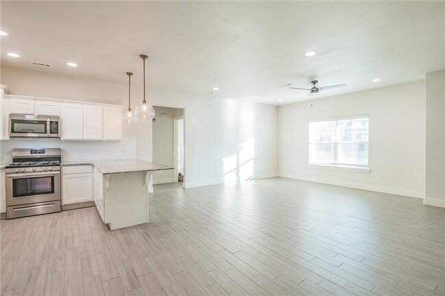 Building Photo - 350 W Kinniburgh Dr