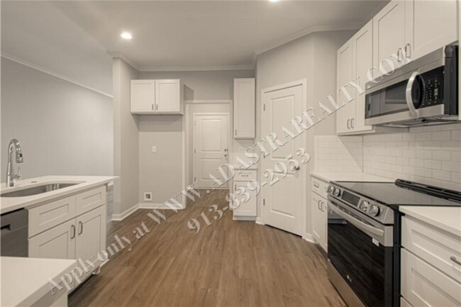 Building Photo - Brand New Townhome 3 Bed 2.5 Bath in Olath...