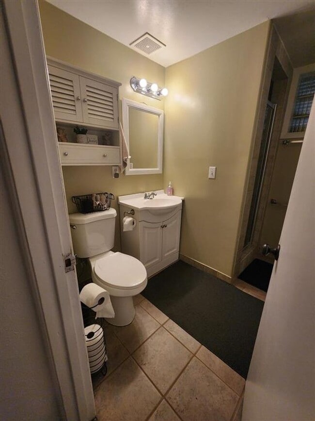 Building Photo - r2911