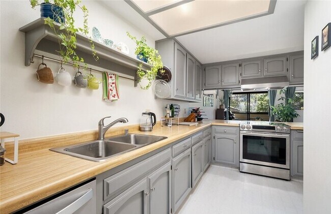 Building Photo - 2bedr 2bath Lovely light and bright condo