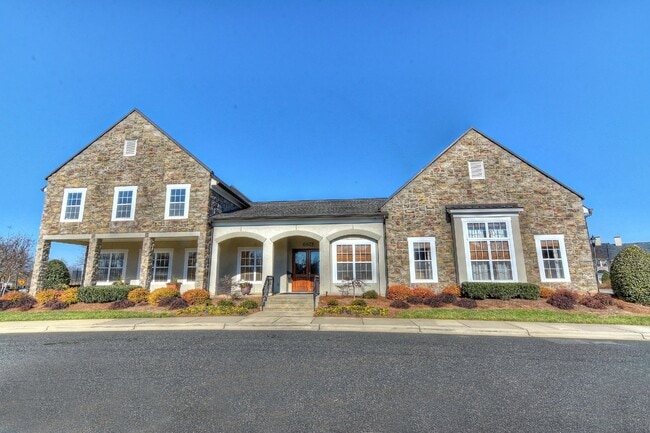 Building Photo - Luxurious 5 Bedroom 3.5 Bathroom for Rent ...