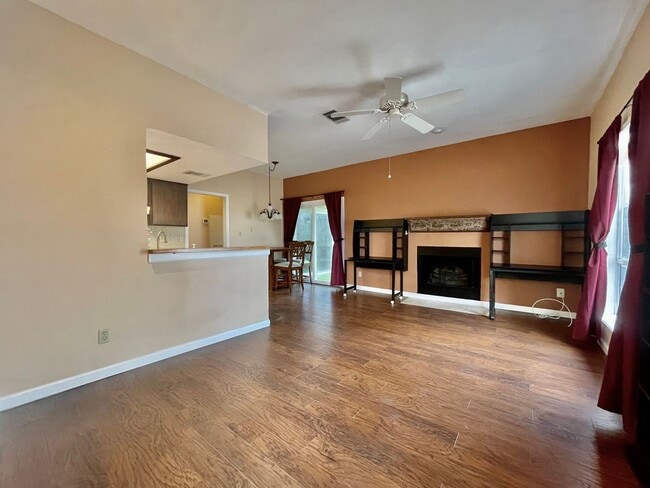Building Photo - Centrally Located Condo - 2 Bedroom and 2 ...