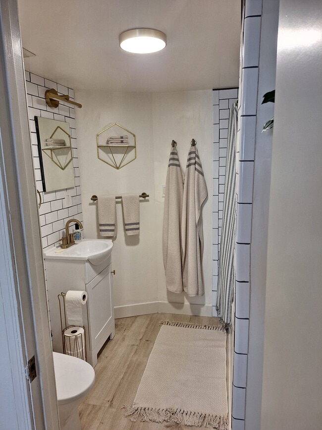 Building Photo - 912 7th St NW