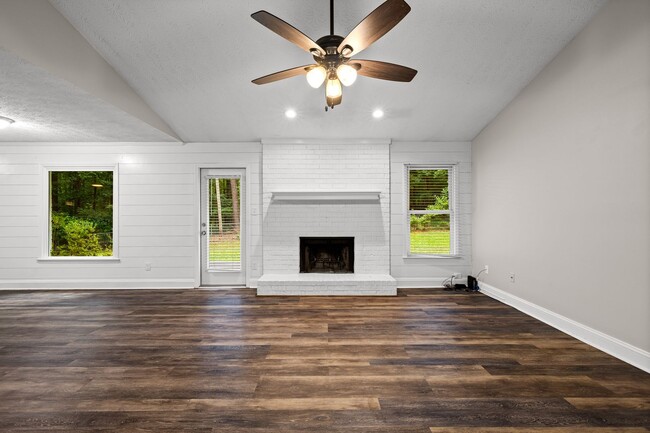 Building Photo - Updated 3BR Home on 1.36 Acres in Whitewater School District