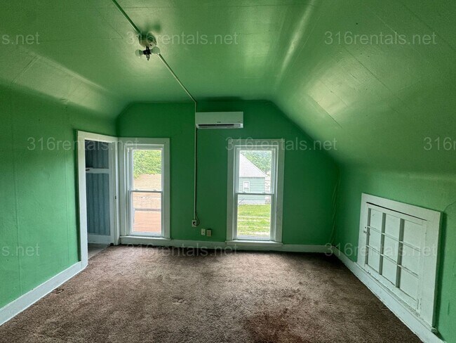 Building Photo - $1099 4 bed 1 bath - Single Family home