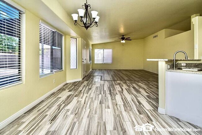 Building Photo - Spacious updated 3 Bed, 2 Bath home in Tuc...