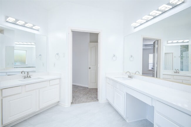 Building Photo - 14411 Chartley Falls Dr