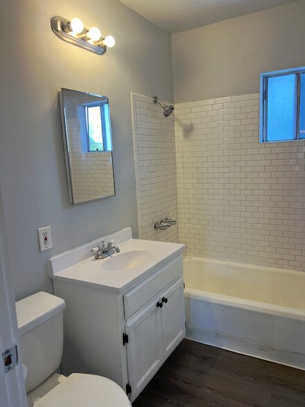 Building Photo - 1442 W 27th St