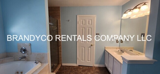 Building Photo - 4509 Twin Oaks Cir