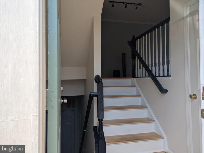 Building Photo - 21785 Brondesbury Park Terrace