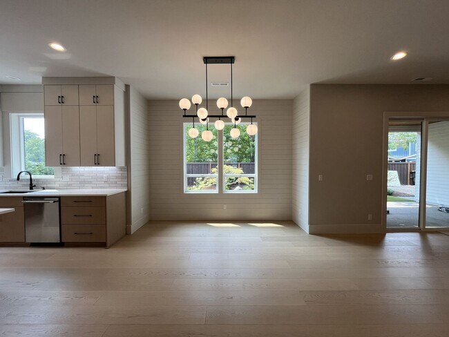 Building Photo - 17402 NW Lone Rock Dr