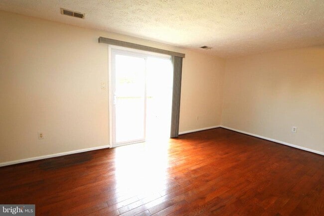 Building Photo - 2086 Tanglewood Dr
