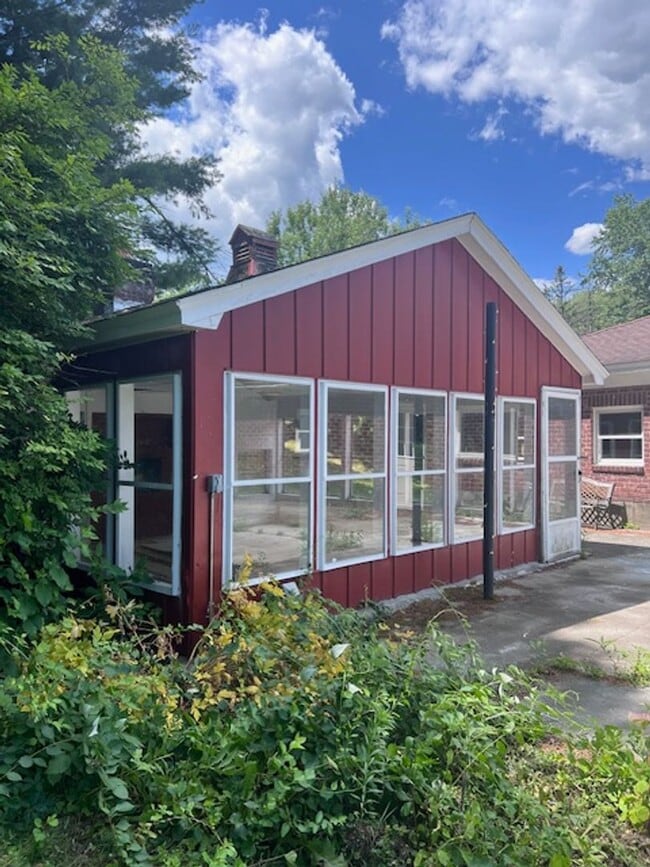 Building Photo - Large 4 bedroom, 2 1/2 bath home for rent in Ravena, NY on Rt 9W