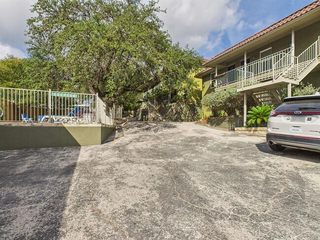 Building Photo - 2302 East Side Dr