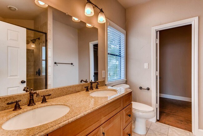 Building Photo - 906 Juniper St, Austin, Texas 78702