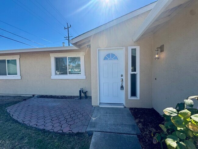 Building Photo - Beautiful 3 bedroom 2 bathroom single story!