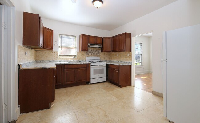 Building Photo - 120 N Edgewood St
