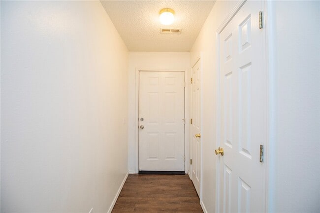 Building Photo - 2509 Parkcrest Dr