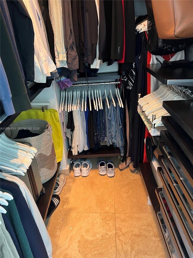 Building Photo - 601 NE 36th St