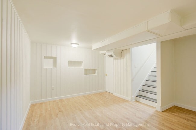 Building Photo - Evolve Real Estate: Welcome to This Spacious 5 Beds/2 Baths Single Family Residence With Great La...