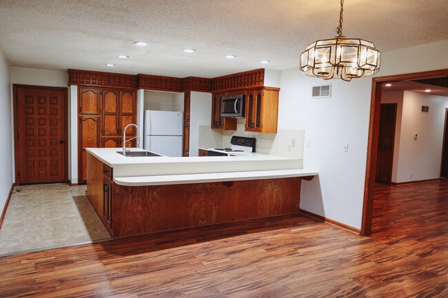 Building Photo - 101 E Hale Lake Rd