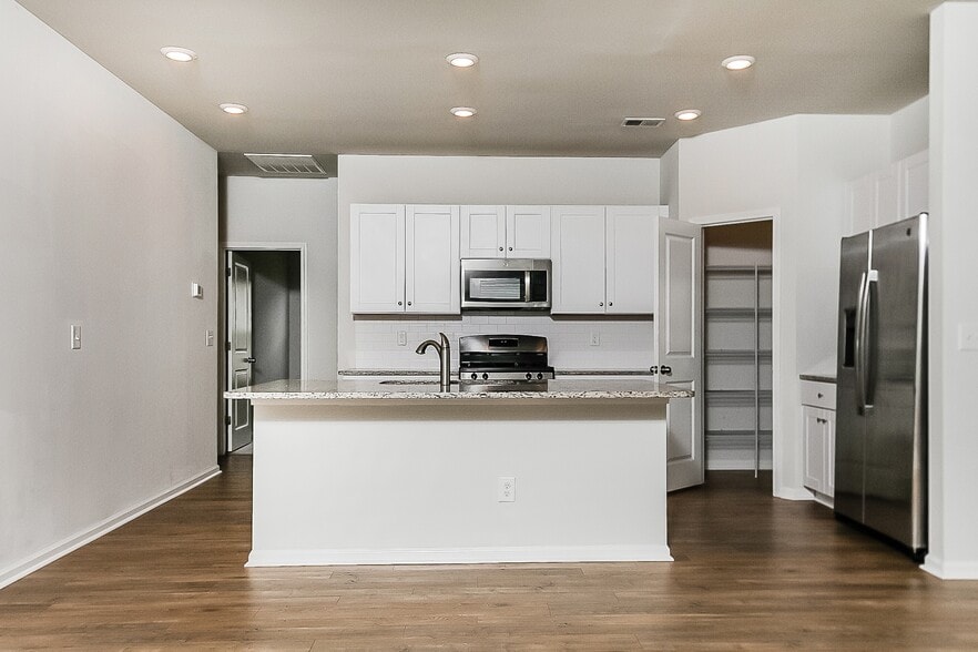 Building Photo - 143 S Reindeer Rd