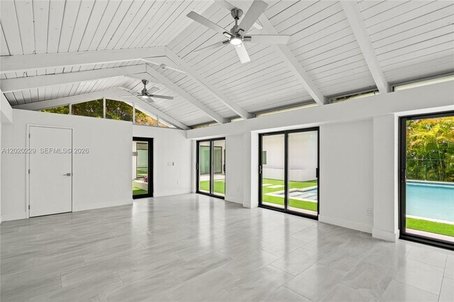 Building Photo - 112 E 1st Ct