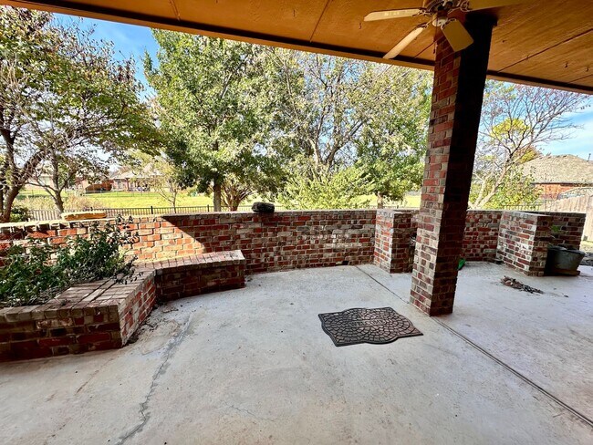 Building Photo - Charming 3-Bedroom Home with View in Moore...