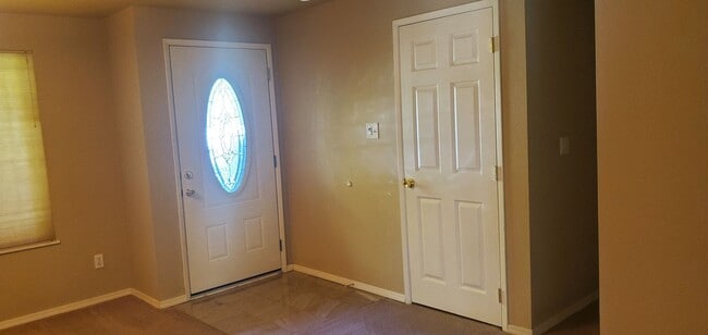 Building Photo - Fantastic 4 bedroom RAMBLER in Manorwood!