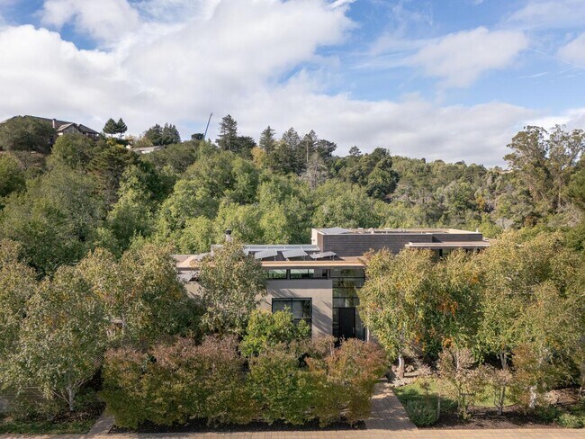 Building Photo - 2510 Skyfarm Dr