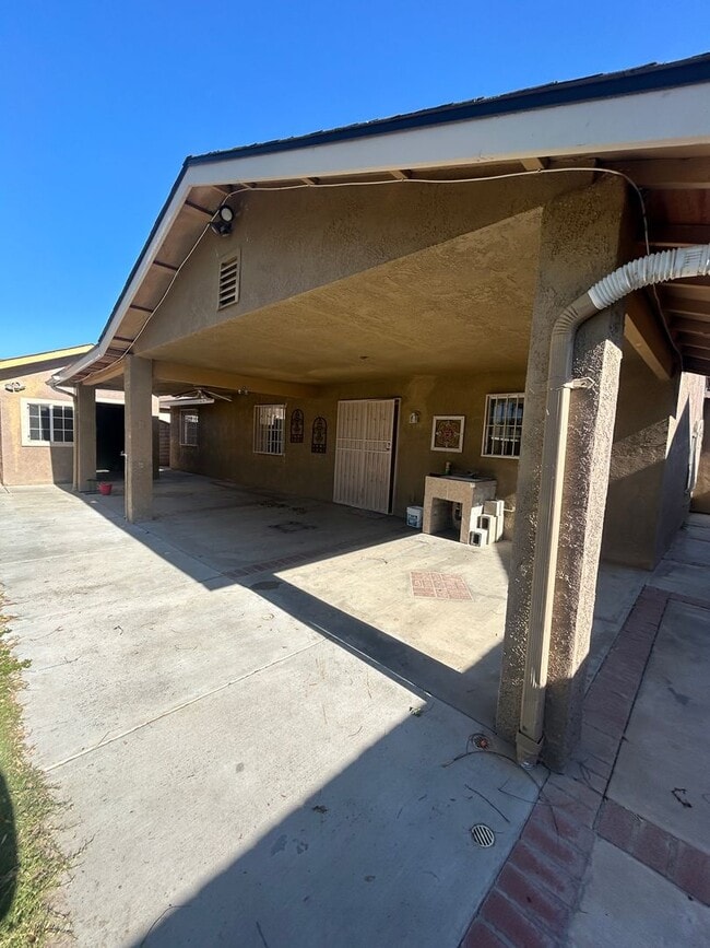 Building Photo - Take a look at this charming single family...