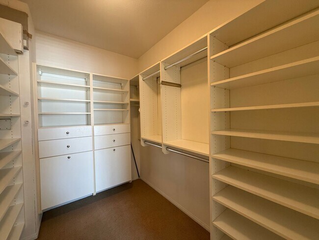 Building Photo - Spacious 3BR/2.5BA Home with Gated Communi...