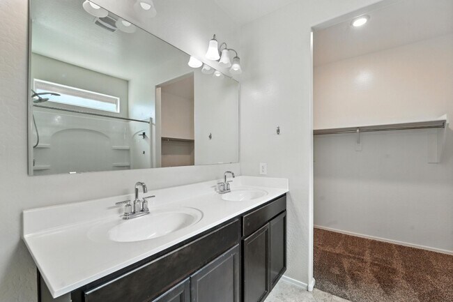 Building Photo - Rare Find! Spacious 3-Bed, 2-Bath + 3-Car ...