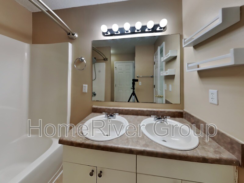 Building Photo - 352 Apple Dr