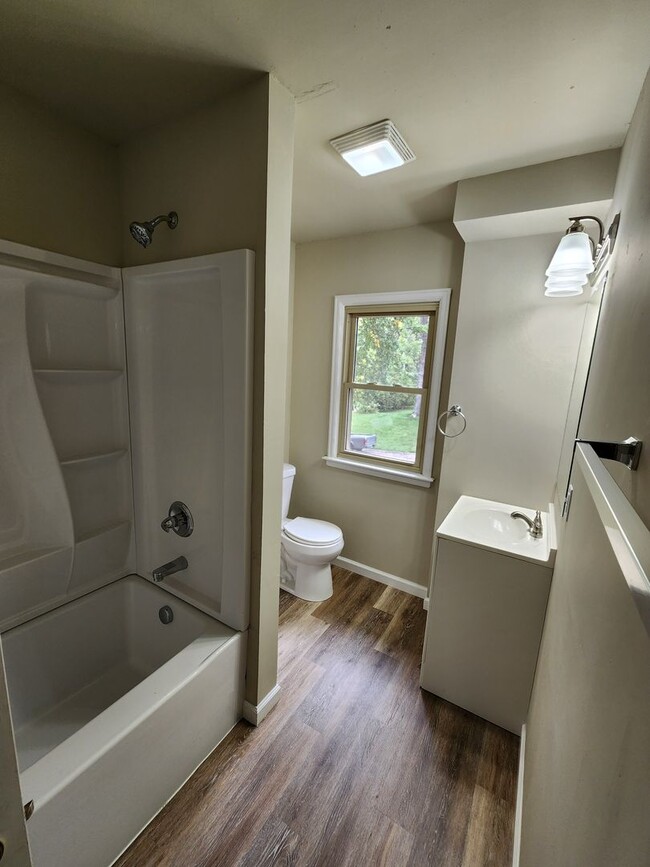 Building Photo - Spacious 2 Bedroom Ranch Home