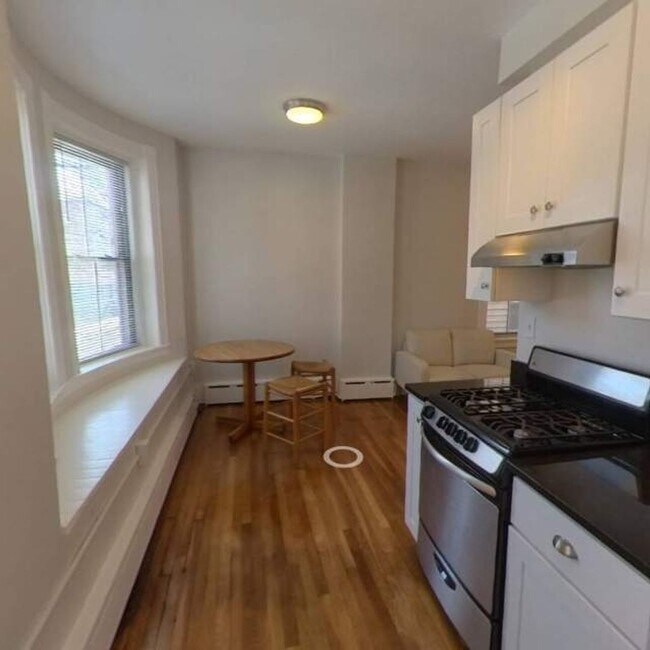 Building Photo - Beautiful Apartment in Cambridge