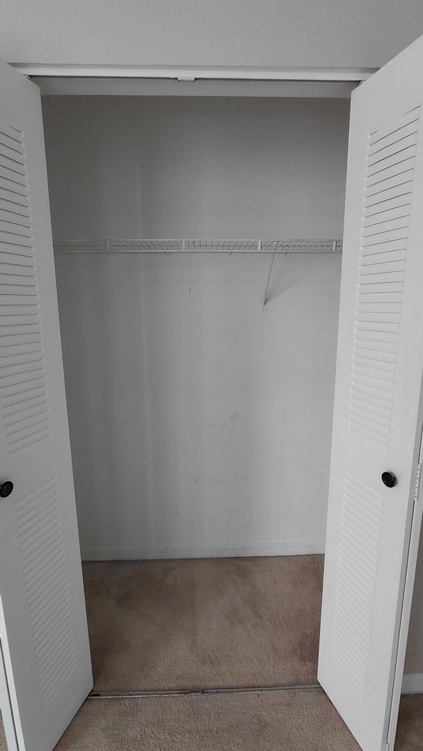Building Photo - Spacious 3 bedroom, 2 bath Condo located i...